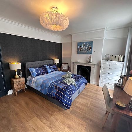 Large Bedroom In Beautiful House 런던 외부 사진